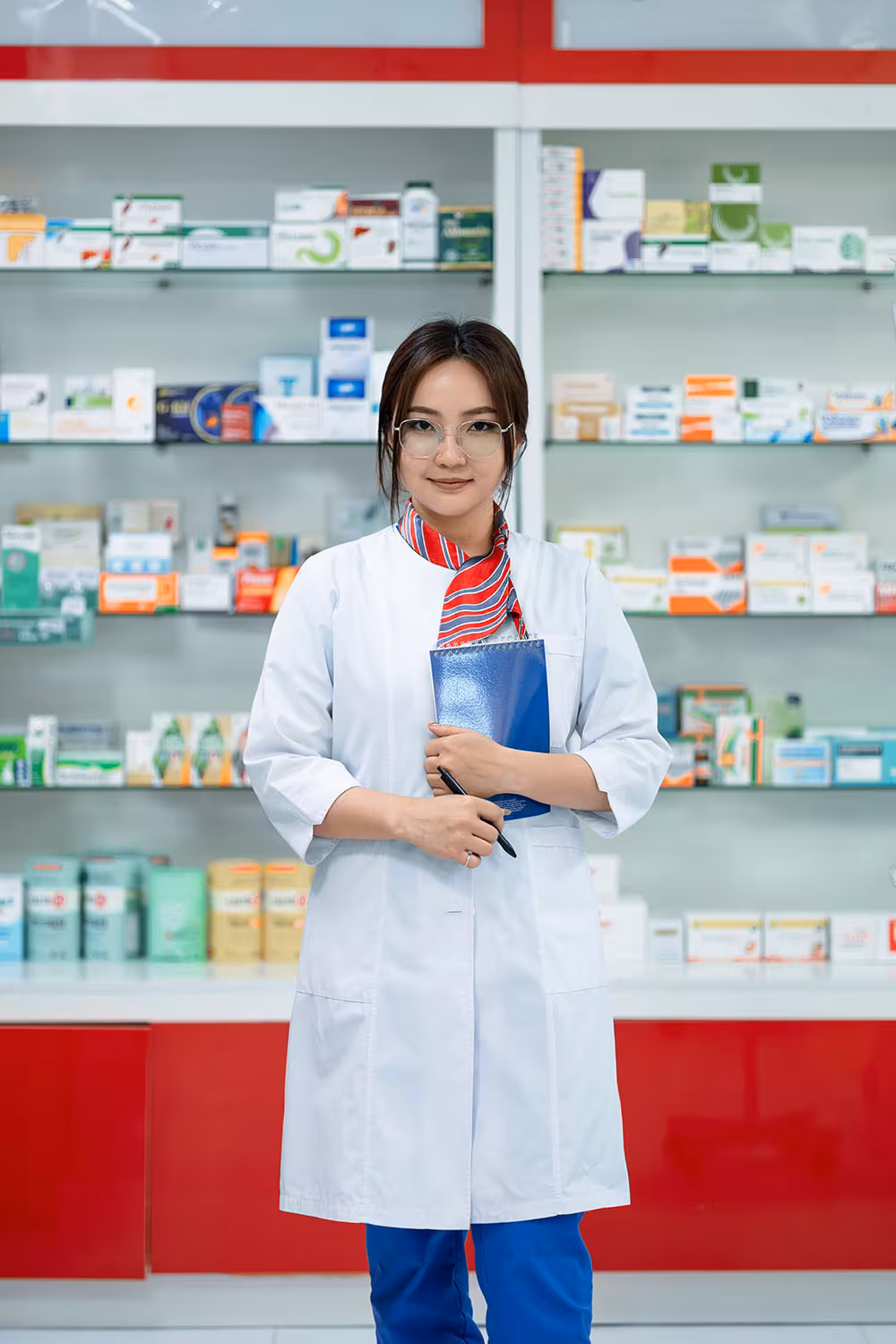 Apothekerin in der Apotheke